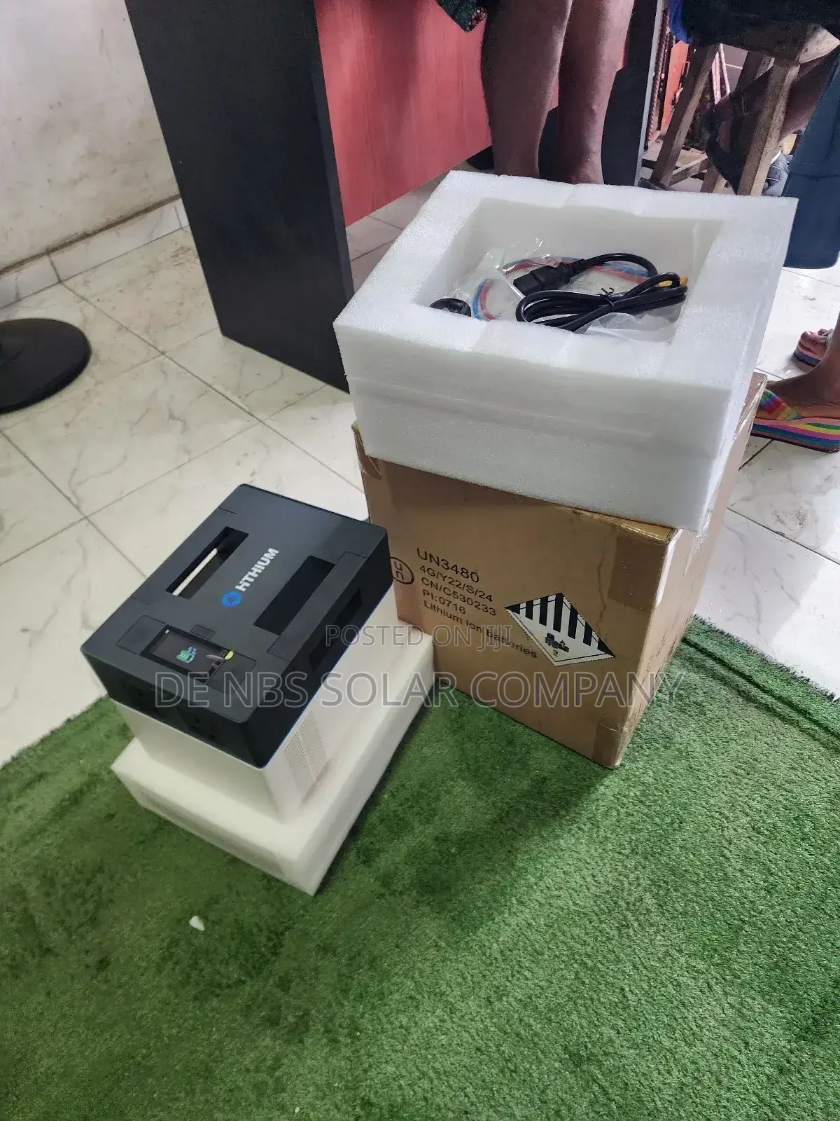 2kwh Hithuim Solar Generator With Inbuilt Lithium Battery