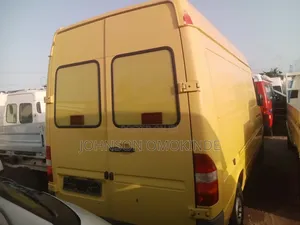 Mercedes-Benz Sprinter 2002 Yellow