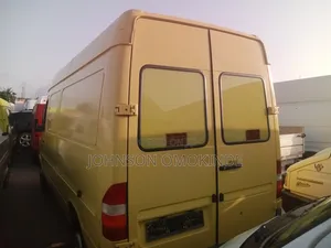 Mercedes-Benz Sprinter 2002 Yellow
