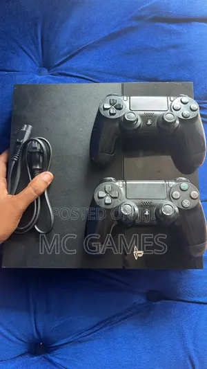 Fat Playstation 4,Games and Two Pads
