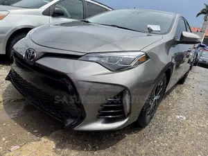 Toyota Corolla XLE (1.8L 4cyl 2A) 2018 Brown