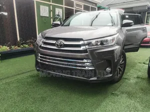 Toyota Highlander XLE 4x4 V6 (3.5L 6cyl 8A) 2018 Gray