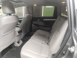 Toyota Highlander XLE 4x4 V6 (3.5L 6cyl 8A) 2018 Gray