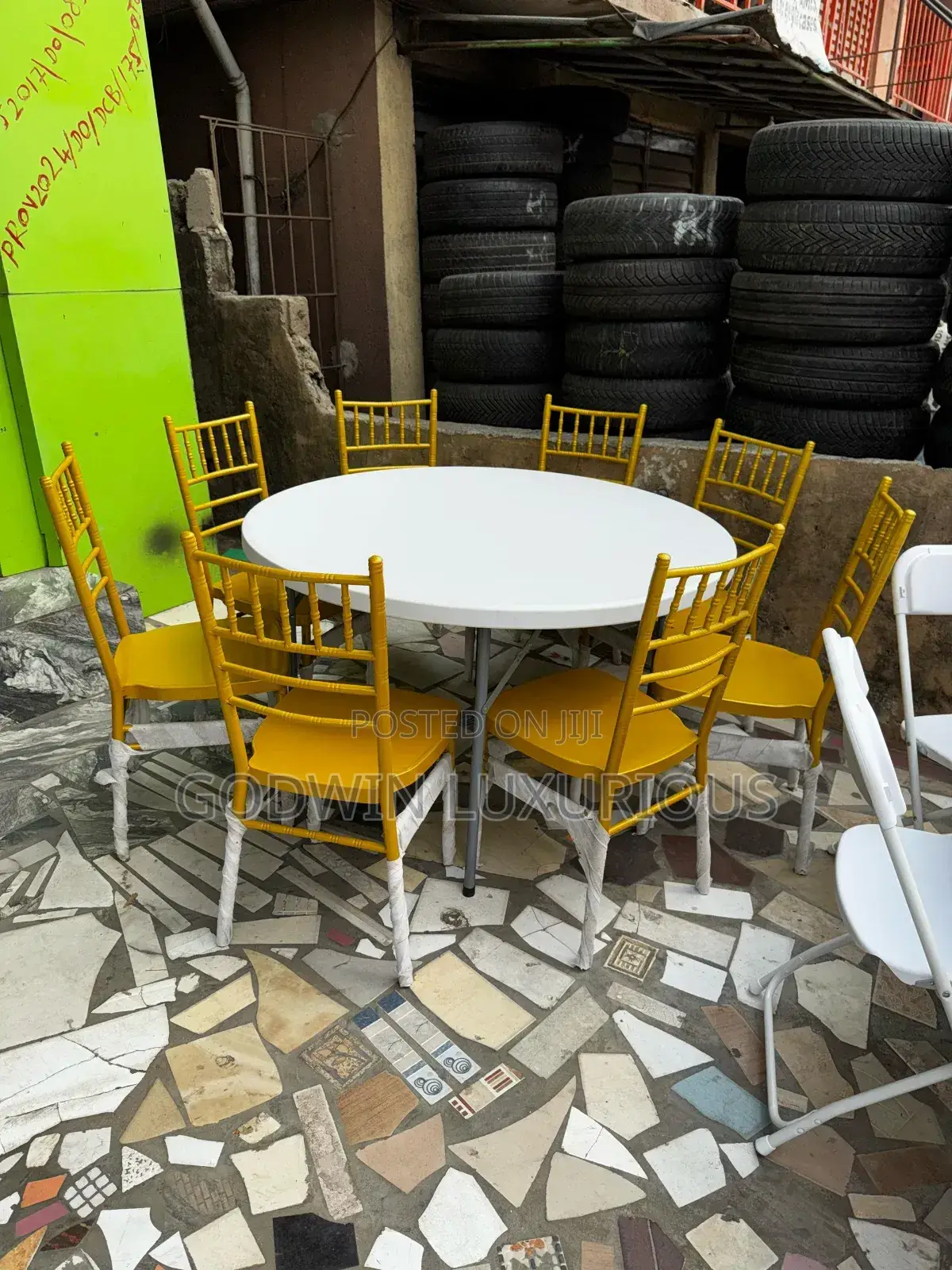 Chiavari And Round Table