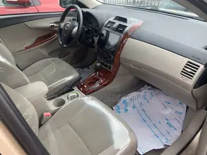 Toyota Corolla LE 4dr Sedan (1.8L 4cyl 4A) 2013 Gold