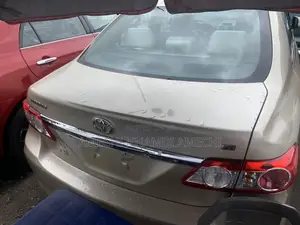Toyota Corolla LE 4dr Sedan (1.8L 4cyl 4A) 2013 Gold