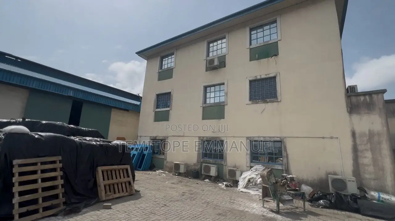 Different 2 Bay Warehouse in a Good Location