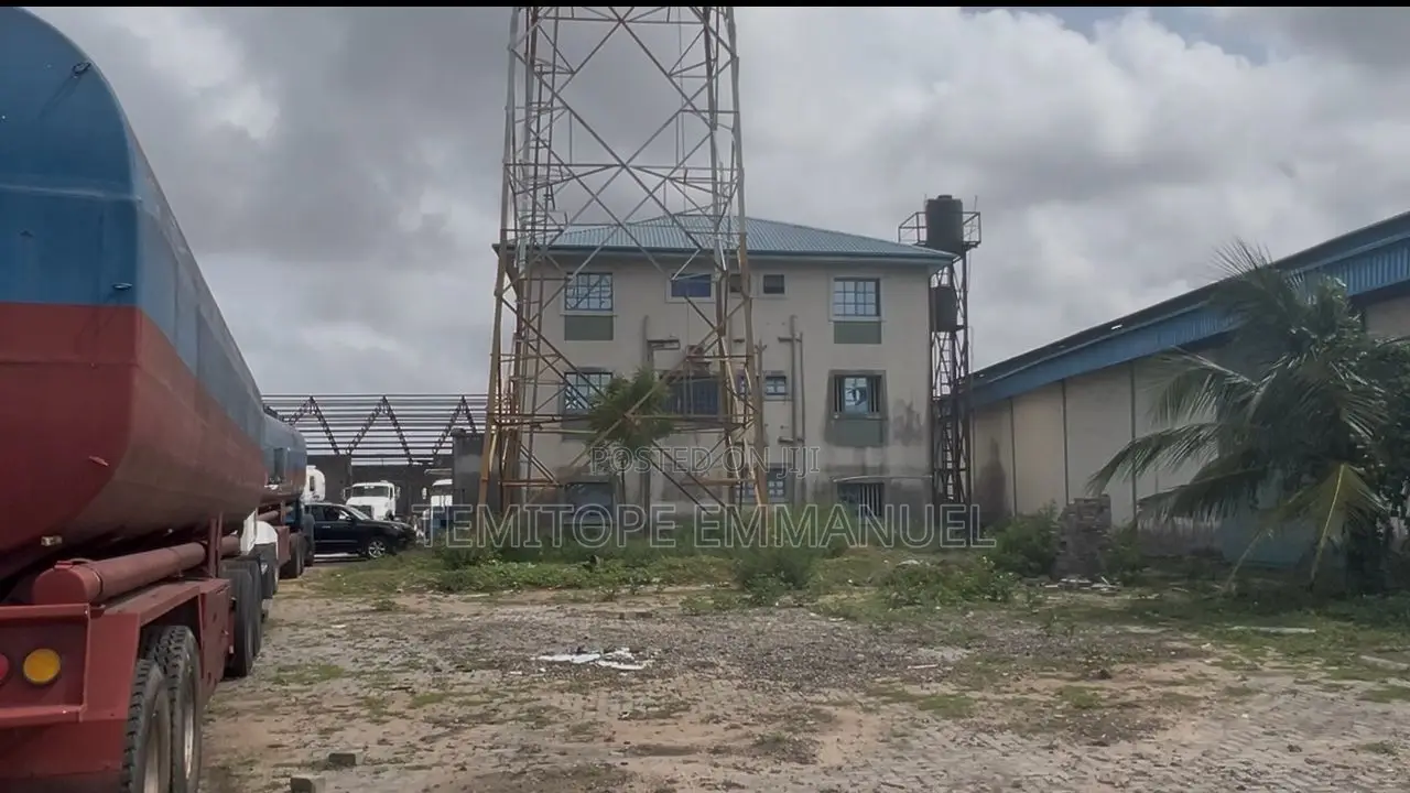Different 2 Bay Warehouse in a Good Location