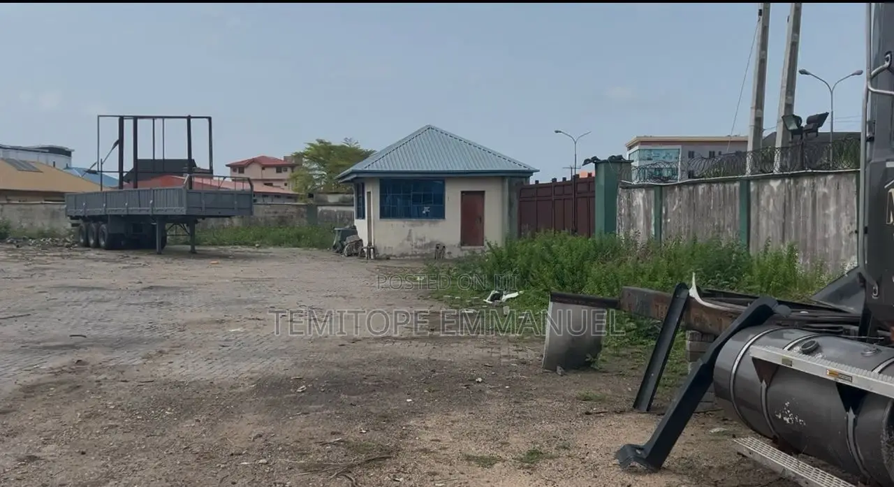 Different 2 Bay Warehouse in a Good Location