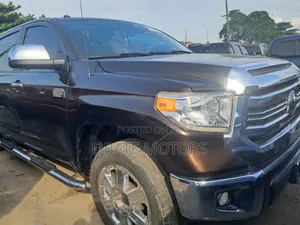 Toyota Tundra Limited 5.7L V8 4x4 CrewMax 5.6 ft. box 145.7 in. WB 2017