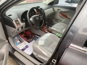Toyota Corolla LE 4dr Sedan (1.8L 4cyl 4A) 2012 Gray