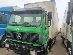 Mercedes Benz Cargo Truck 10bolt