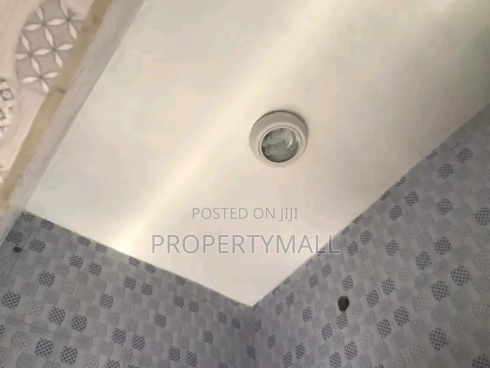 Standard Self Contain With Personal Water Heater to Let