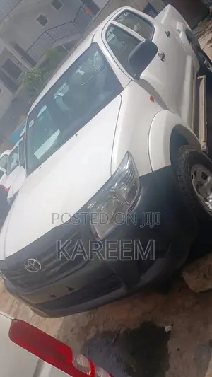 Toyota Hilux SR 4x4 2013 White