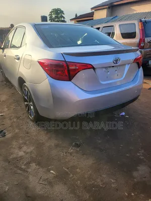 Toyota Corolla LE (1.8L 4cyl 2A) 2018 Silver