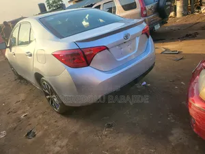 Toyota Corolla LE (1.8L 4cyl 2A) 2018 Silver