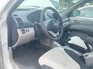 Mitsubishi L200 2013 White