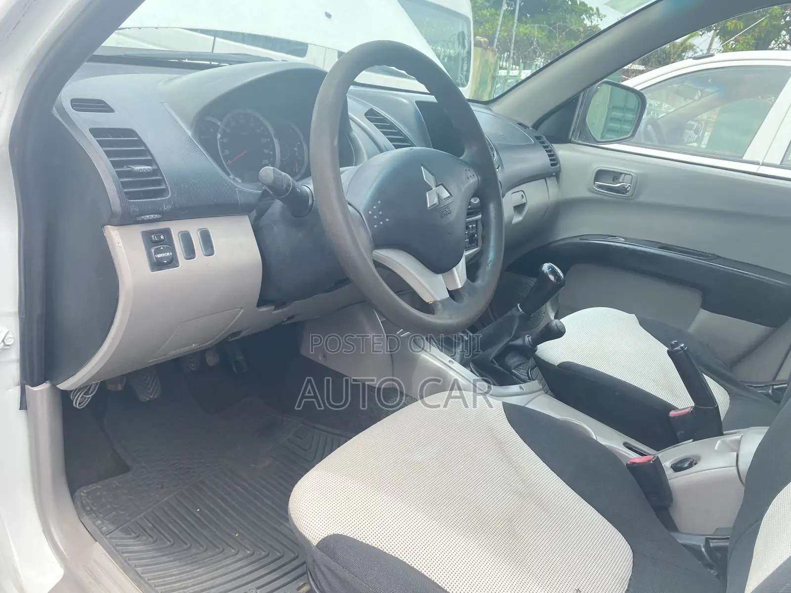Mitsubishi L200 2013 White