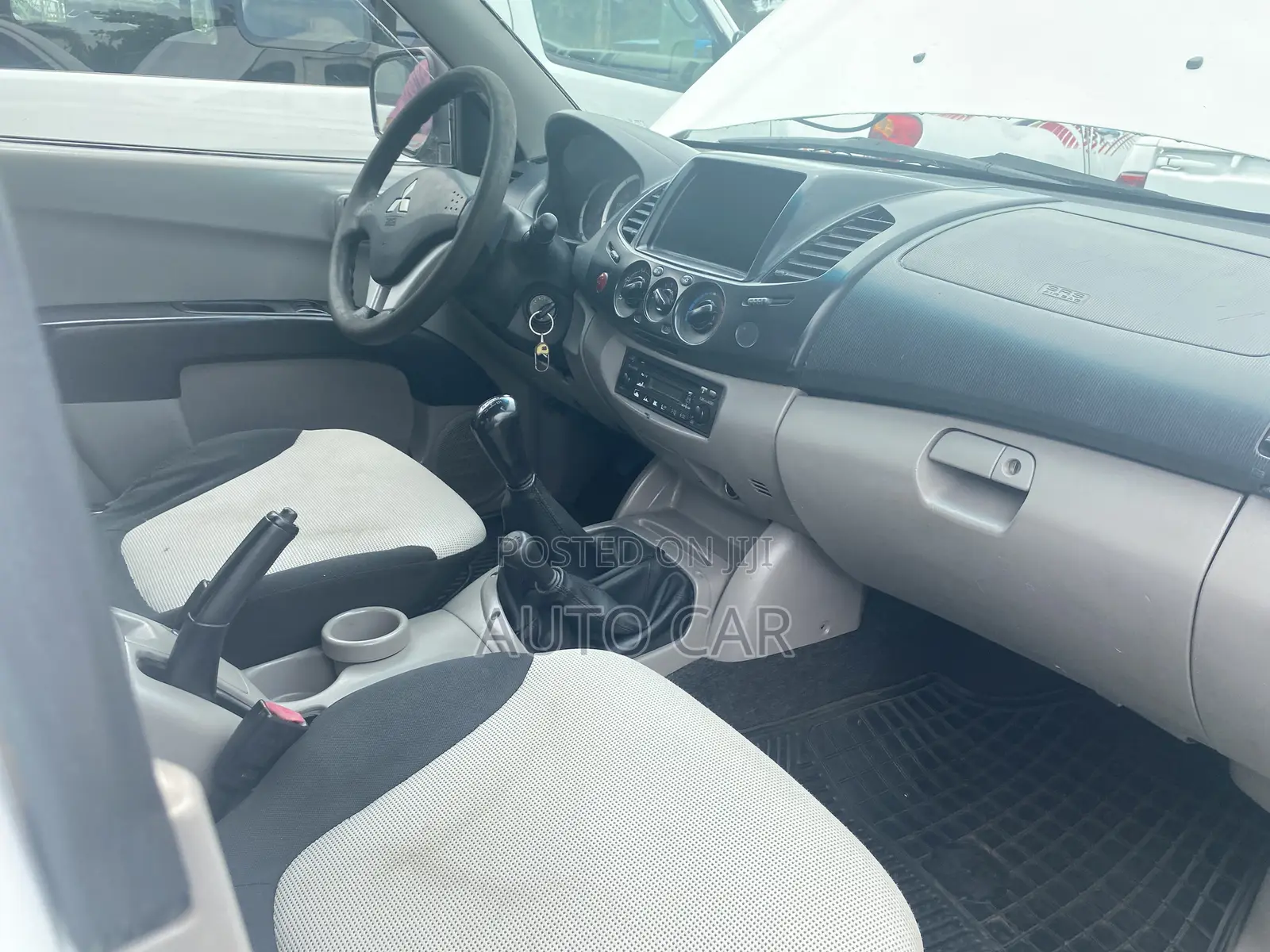 Mitsubishi L200 2013 White