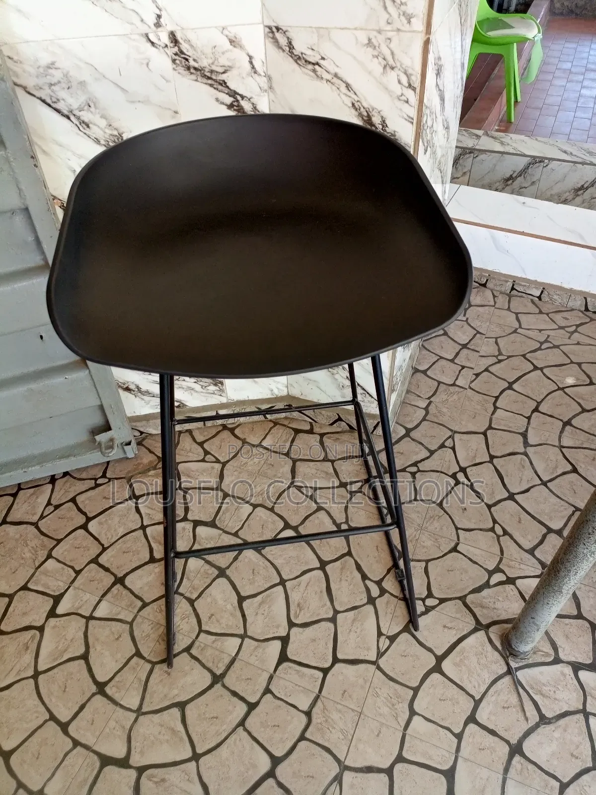 Quality Classic Plastic Sitting Stood With Iron Leg