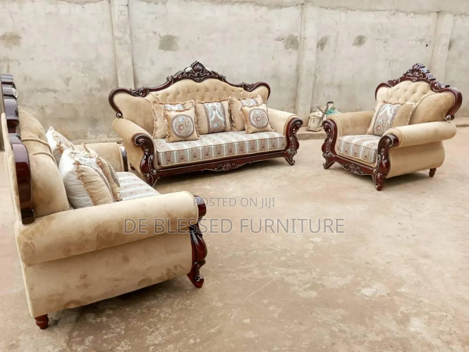 Rroyal Settees