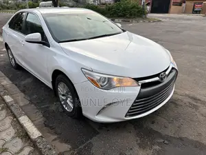 Toyota Camry LE 4dr Sedan (2.5L 4cyl 6A) 2017 White