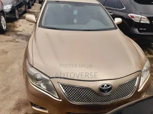 Toyota Camry LE 4dr Sedan (2.5L 4cyl 6AM) 2010 Gold