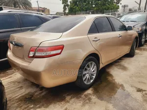 Toyota Camry LE 4dr Sedan (2.5L 4cyl 6AM) 2010 Gold