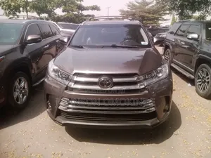 Toyota Highlander XLE 4x2 V6 (3.5L 6cyl 8A) 2018 Brown