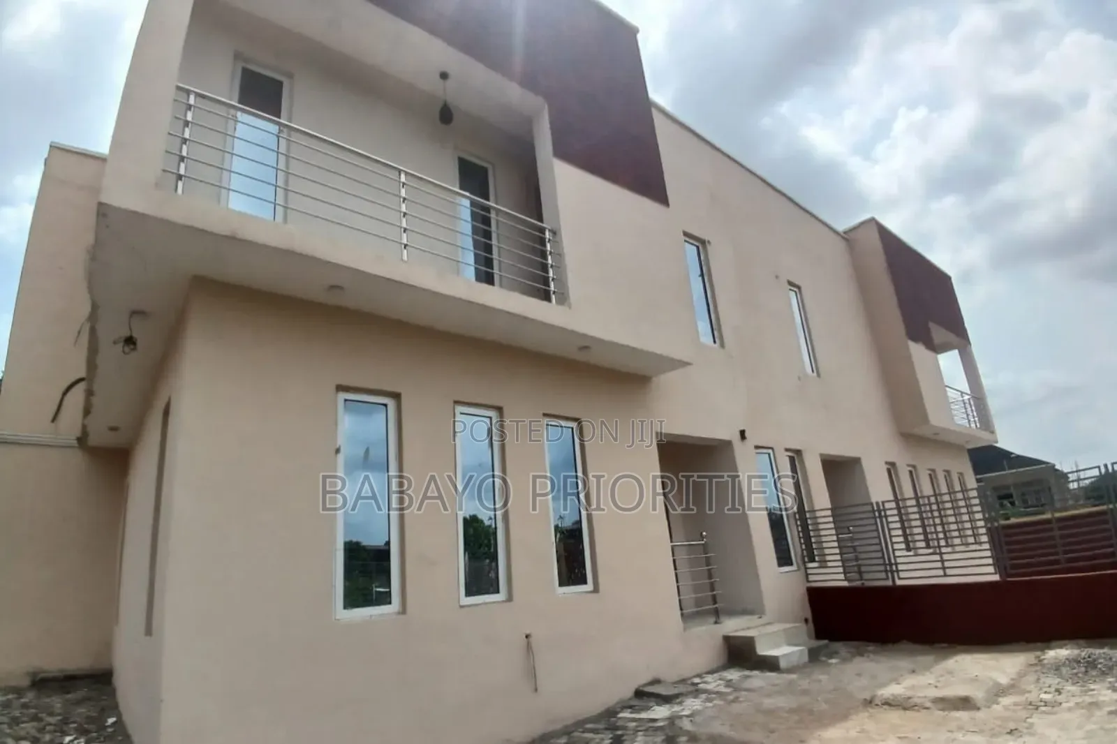 4bdrm Duplex in Jericho for sale