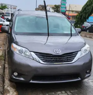 Toyota Sienna LE 7-Passenger 4dr Minivan AWD (3.5L 6cyl 6A) 2014 Gray