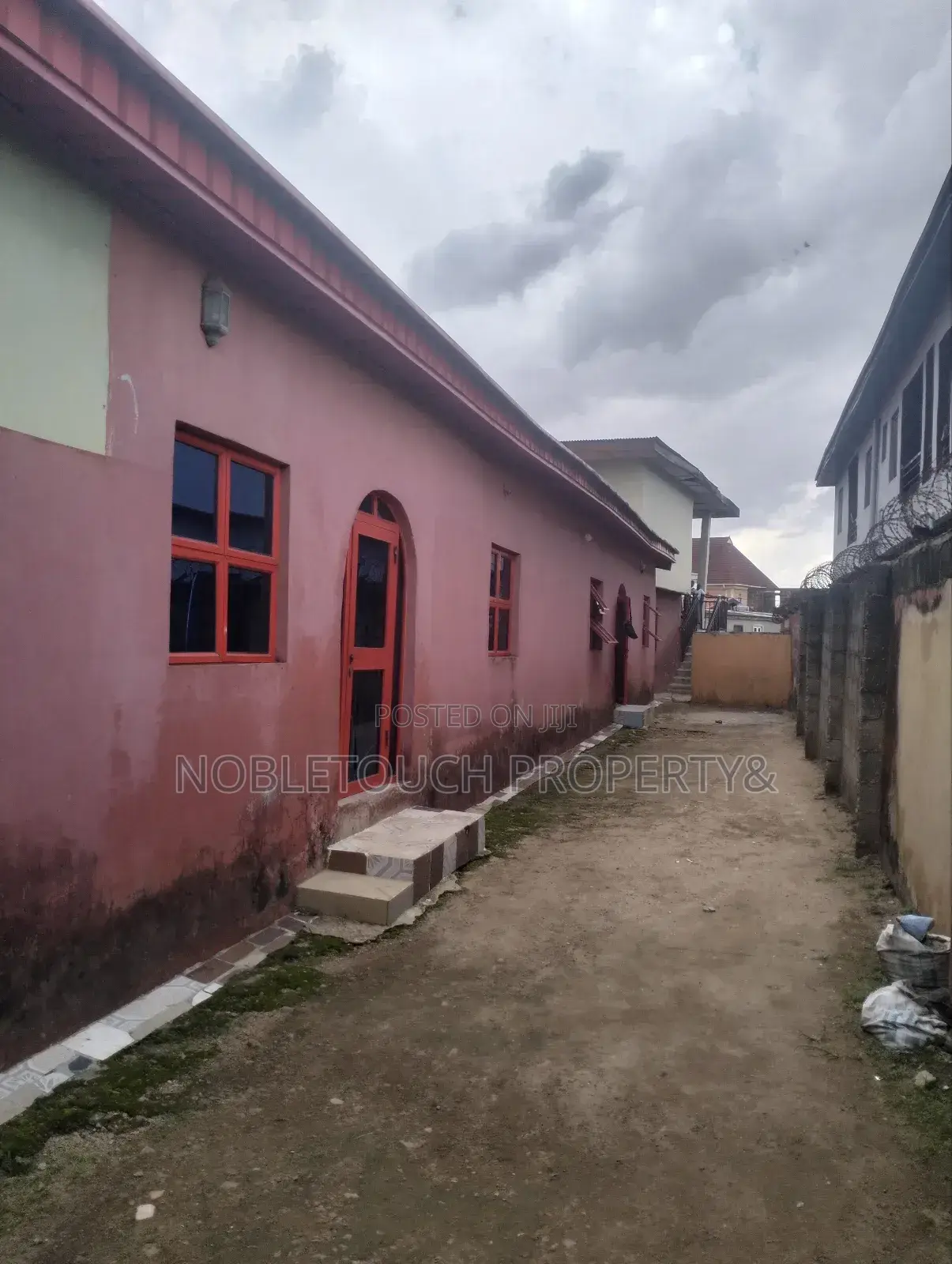Lounge With 6 Rooms, Lodging Short Let Along Governor's Rd Ikotun