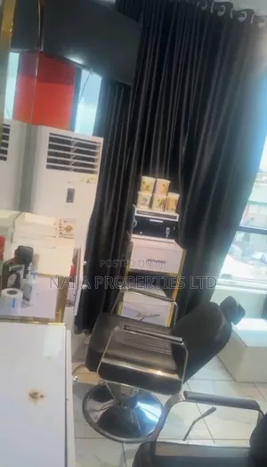 Functioning Unisex Salon and Spar in Sangotedo for Rent