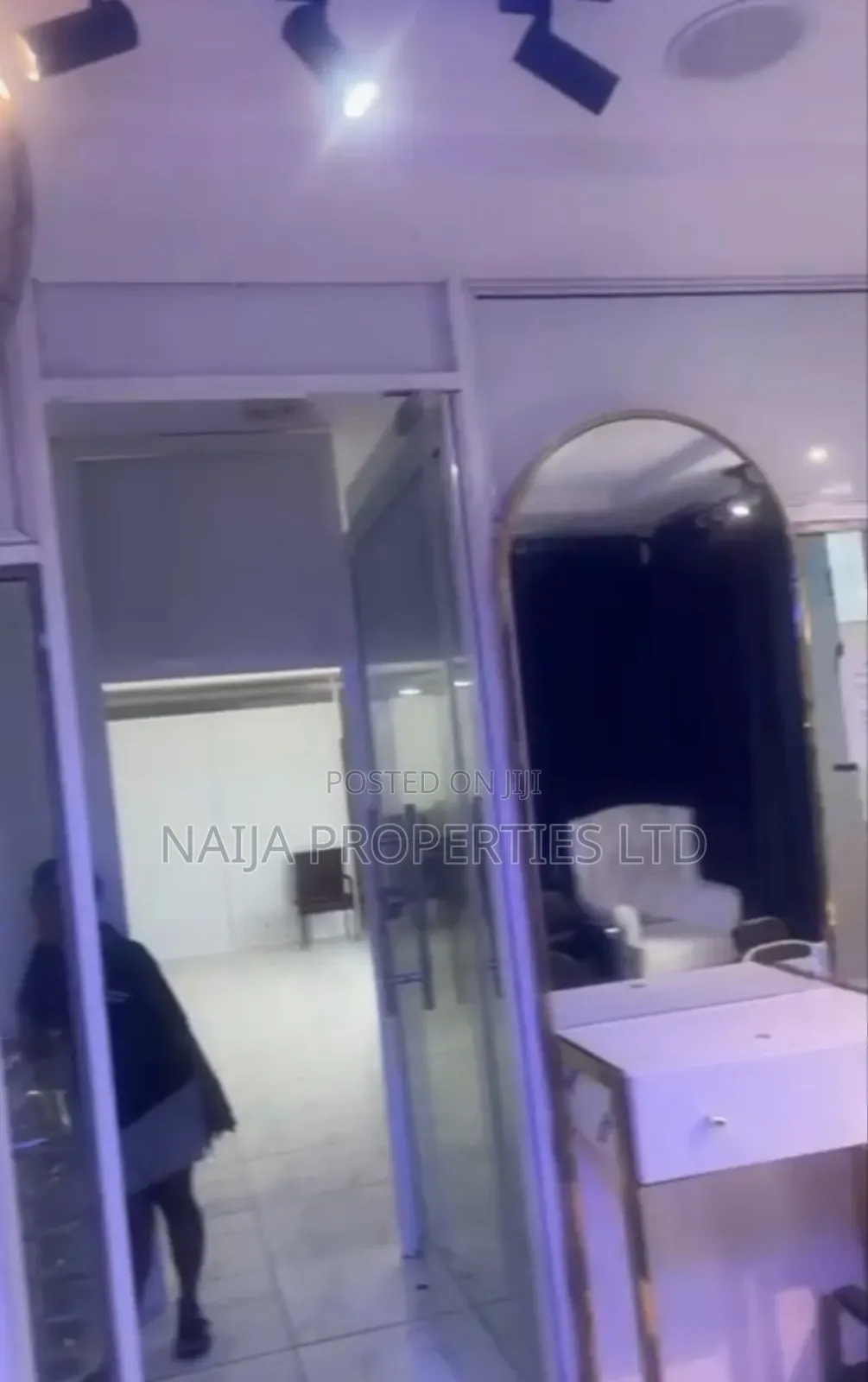 Functioning Unisex Salon and Spar in Sangotedo for Rent