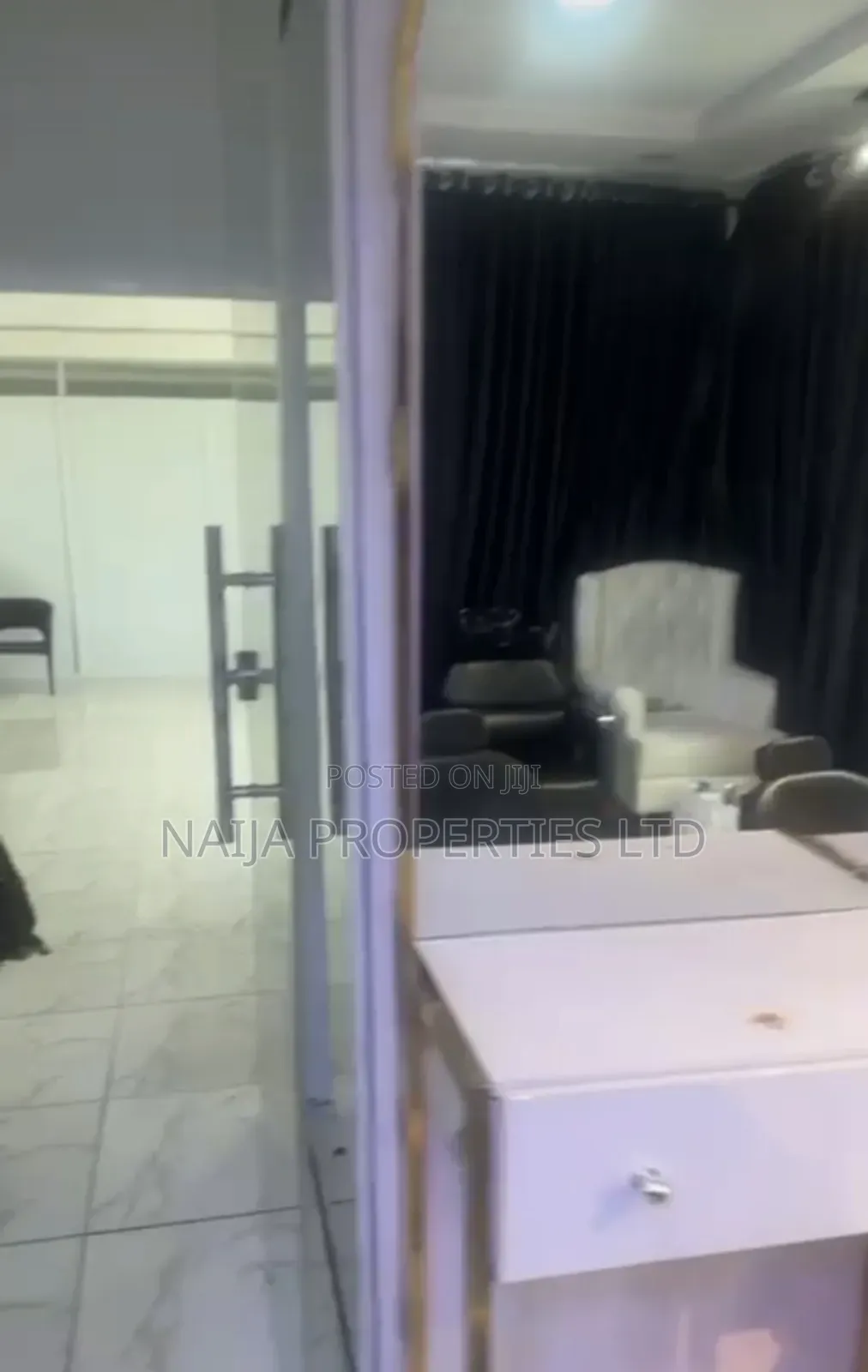 Functioning Unisex Salon and Spar in Sangotedo for Rent