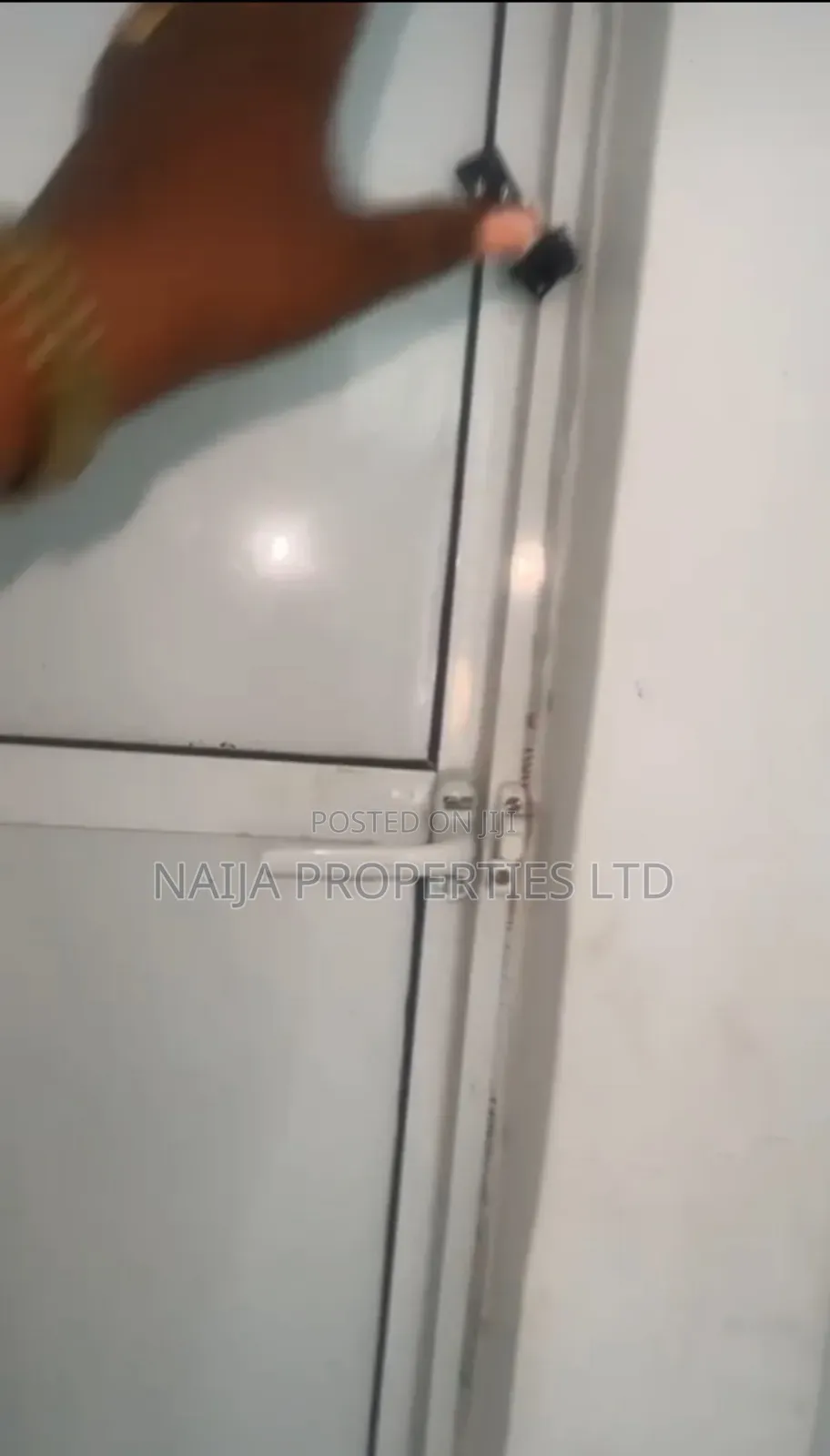 Functioning Unisex Salon and Spar in Sangotedo for Rent