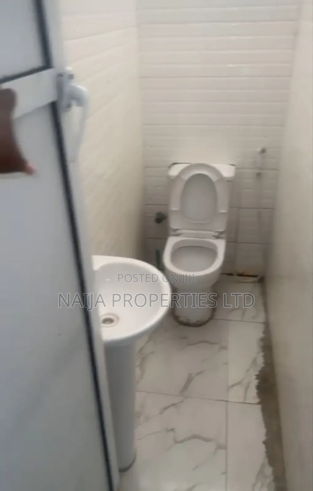 Functioning Unisex Salon and Spar in Sangotedo for Rent