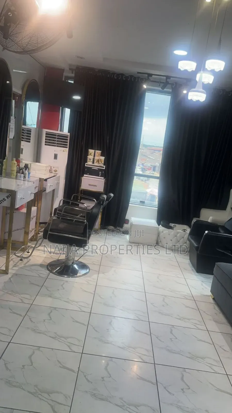 Functioning Unisex Salon and Spar in Sangotedo for Rent