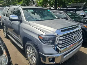 Toyota Sequoia Platinum 4dr SUV 4WD (5.7L 8cyl 6A) 2015 Gray