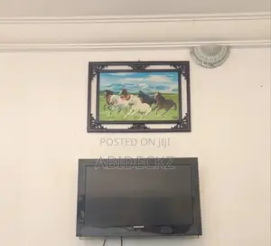 Photo - 32' Samsung Flat Screen Tv