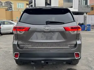 Toyota Highlander SE 4x4 V6 (3.5L 6cyl 8A) 2018 Gray