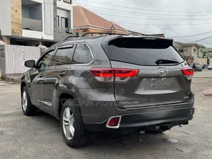 Toyota Highlander SE 4x4 V6 (3.5L 6cyl 8A) 2018 Gray