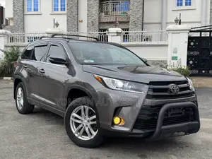 Toyota Highlander SE 4x4 V6 (3.5L 6cyl 8A) 2018 Gray