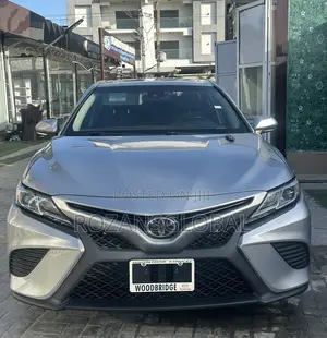 Toyota Camry SE FWD (2.5L 4cyl 8AM) 2018 Silver