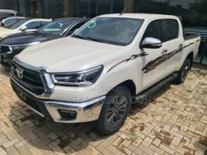 Photo - Toyota Hilux 2020 White