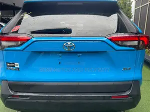 Toyota RAV4 XLE 2022 Blue