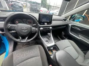 Toyota RAV4 XLE 2022 Blue