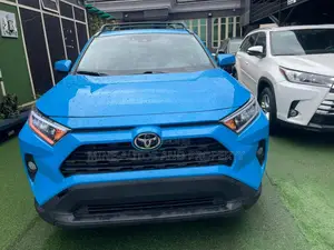 Toyota RAV4 XLE 2022 Blue
