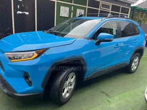 Toyota RAV4 XLE 2022 Blue