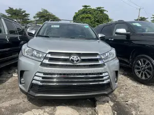 Toyota Highlander XLE 4x4 V6 (3.5L 6cyl 8A) 2017 Silver